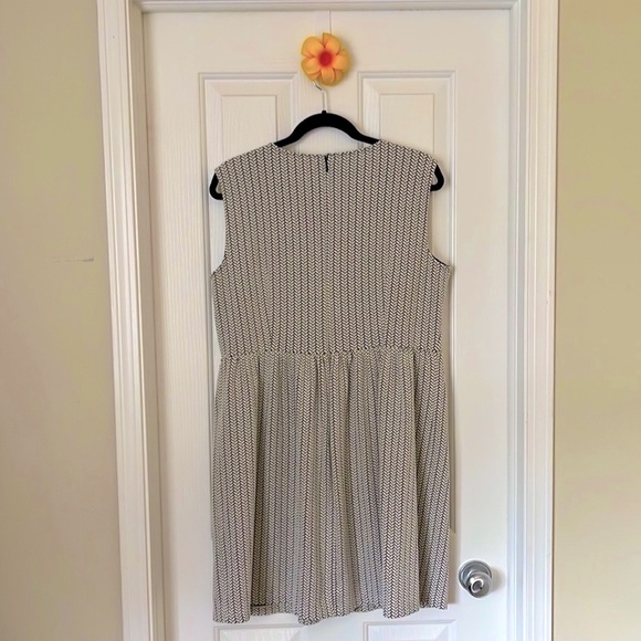 Anne Taylor LOFT Sleeveless Mini Dress with Crew Neckline - Picture 2 of 3